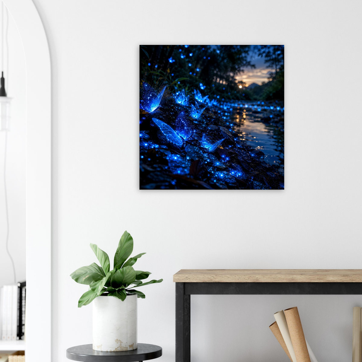 Quadratischer Kunstdruck mit blau funkelnden Schmetterlingsflügeln und nächtlichem Himmel