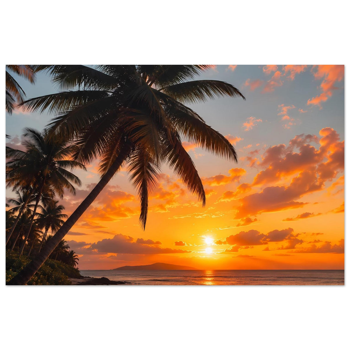 Querformatposter mit Palmen, Strand und Sonne am Horizont im goldenen Licht