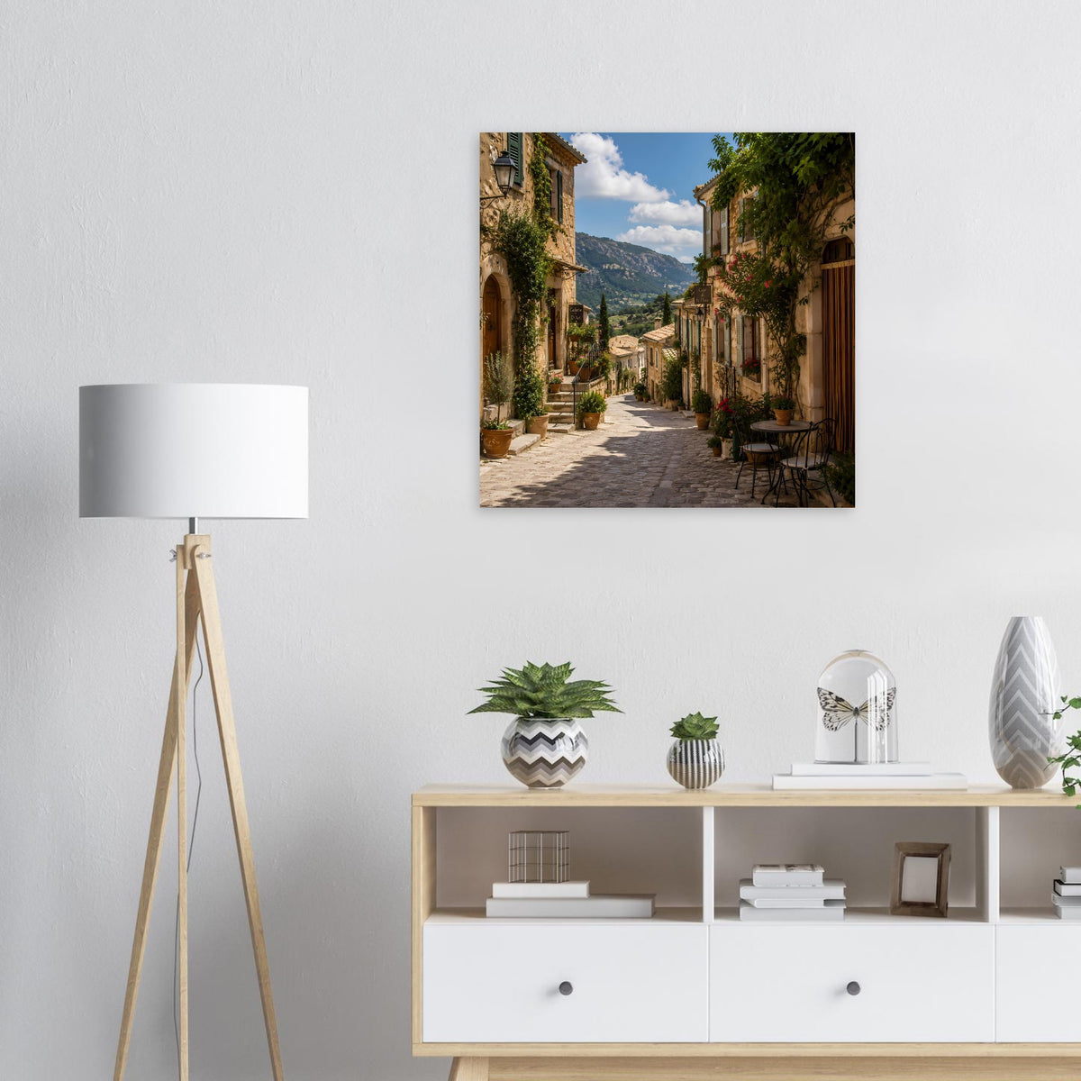 Wandposter mit mediterraner Steingasse und Bergblick, mit Himmel und Pflanzen