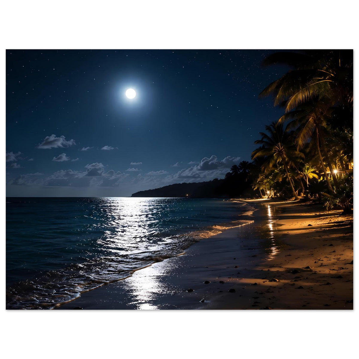 Strandposter mit Mond am Nachthimmel, Palmen rechts und schimmernde Wellen am Strand