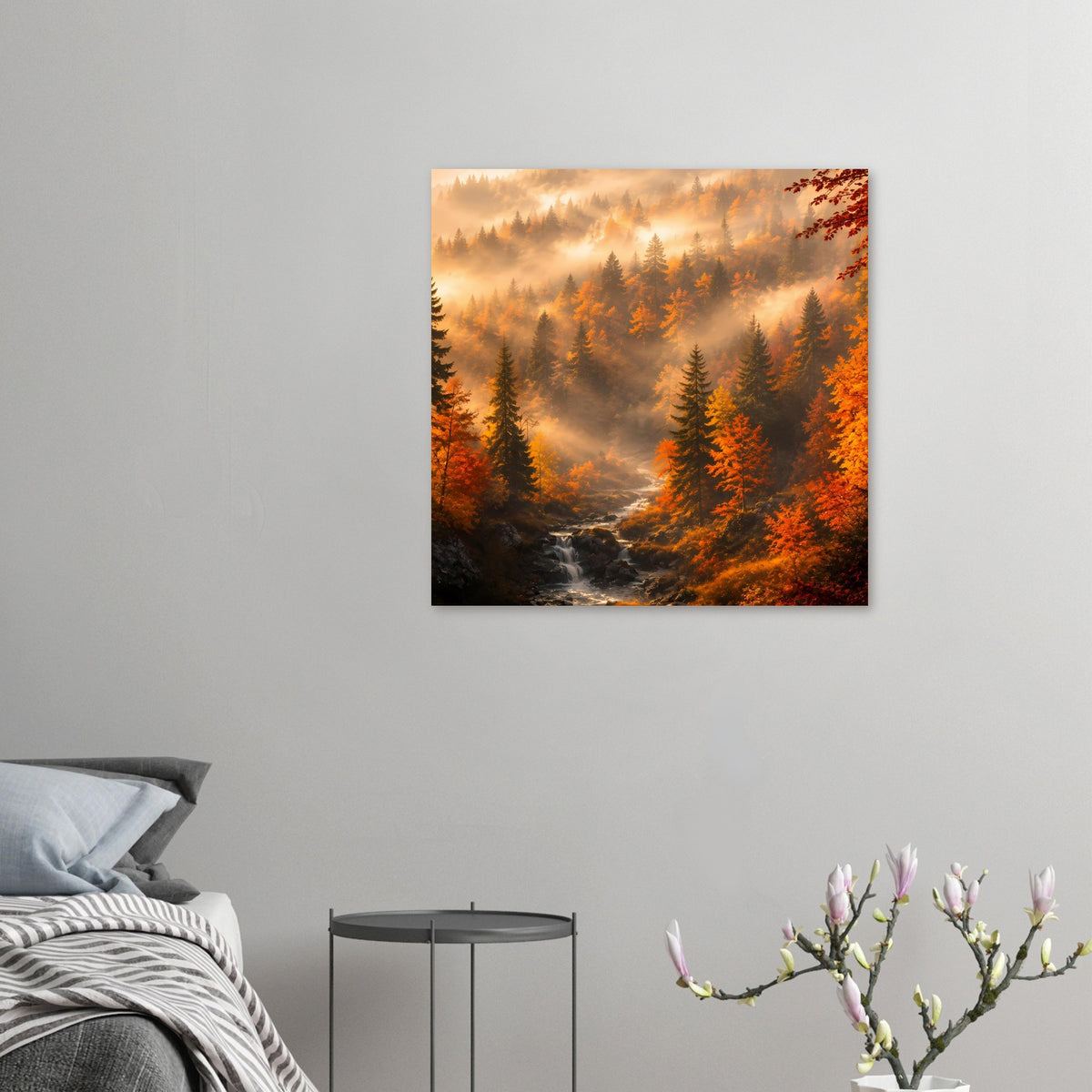 Kleines Herbstlandschafts-Poster mit nebeligem Tannenwald, Bachlauf und orangefarbenem Herbstlicht
