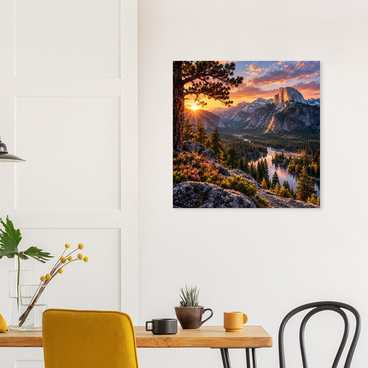 Quadratisches Wandposter: Sonnenuntergang über Bergtal mit Bäumen und Wasserlauf