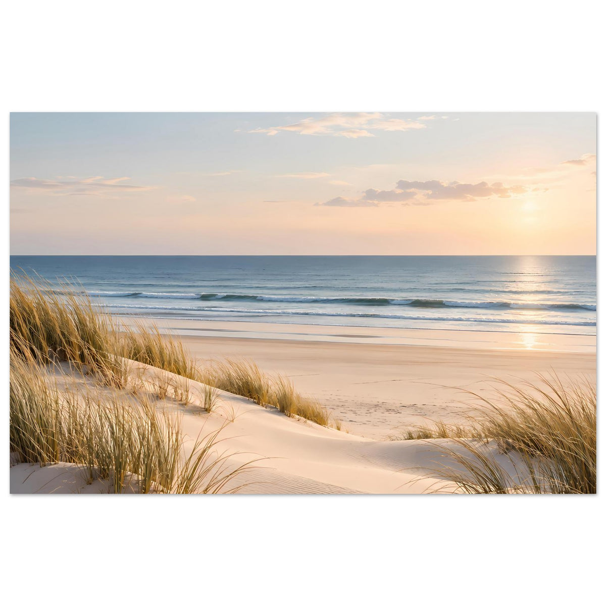 Poster mit Strandmotiv bei Sonnenuntergang: Dünen, Wellen und warmem Himmel auf mattem Papier