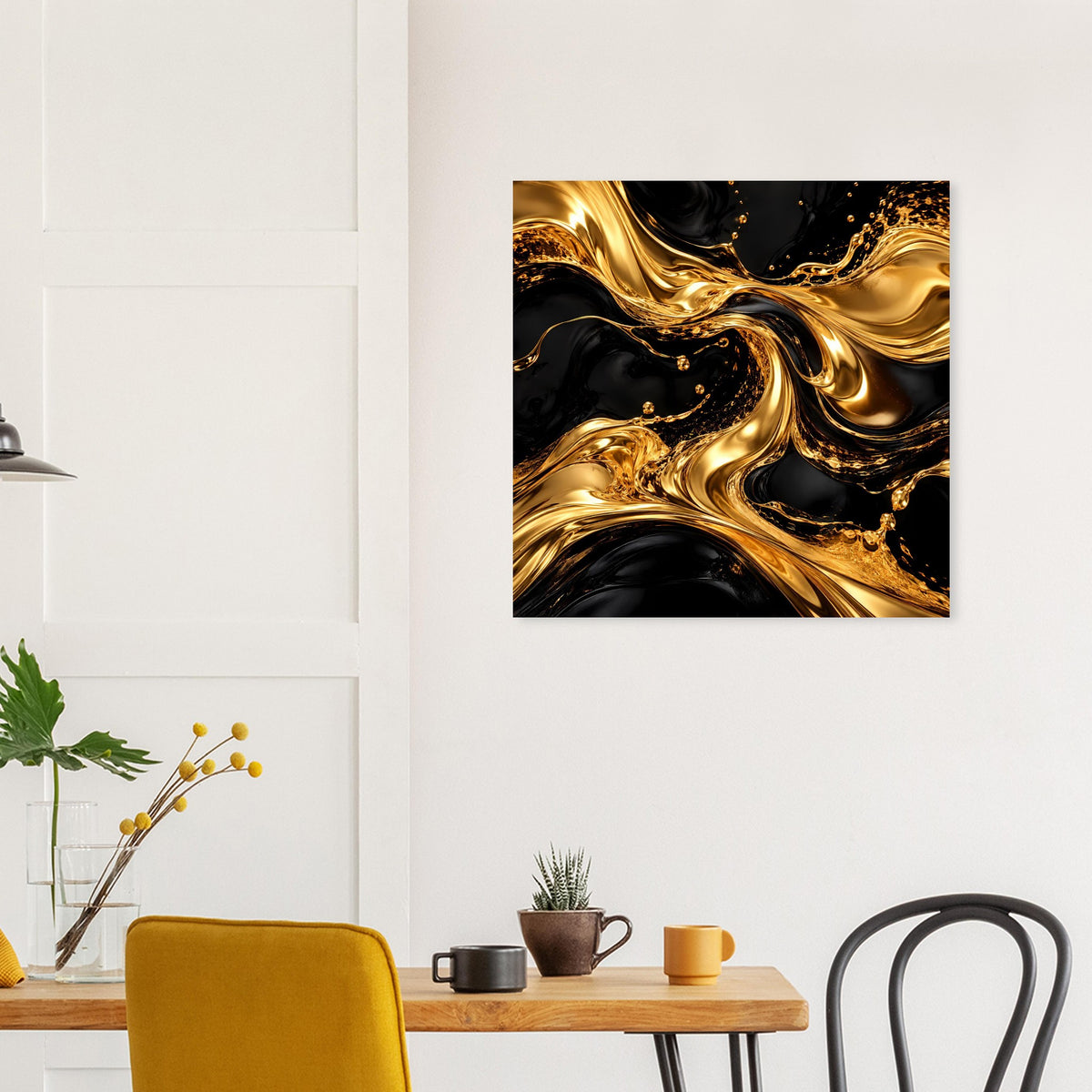 Quadratisches abstraktes Wandbild: goldene Fluidwirbel auf tiefem Schwarz im schwarzen Rahmen