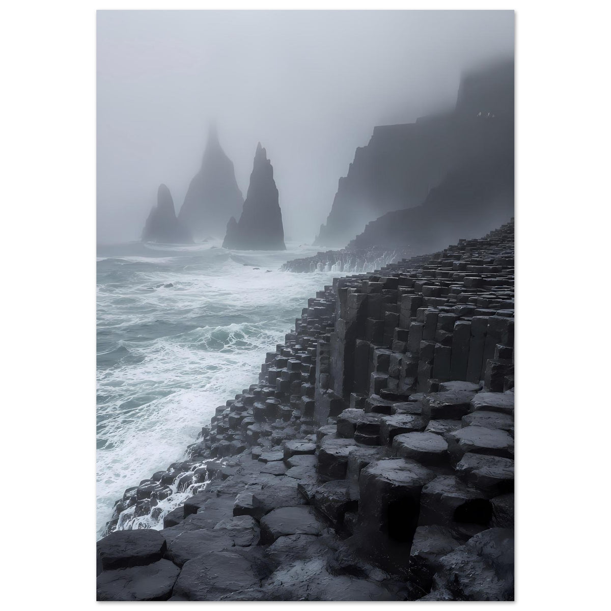 Basalt-Foto-Poster im Hochformat: schwarze Sechskantsäulen, raue See im Nebel