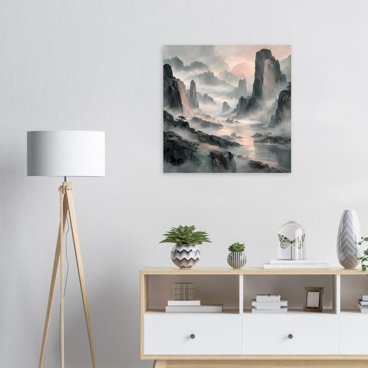 Poster mit nebliger Berglandschaft, ruhigem Wasser und sanftem Sonnenaufgang in Pastelltönen