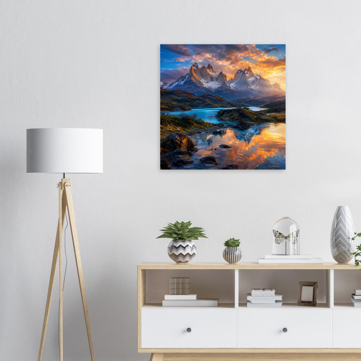 Poster mit Berglandschaft bei Sonnenuntergang, See und blauem Rahmen