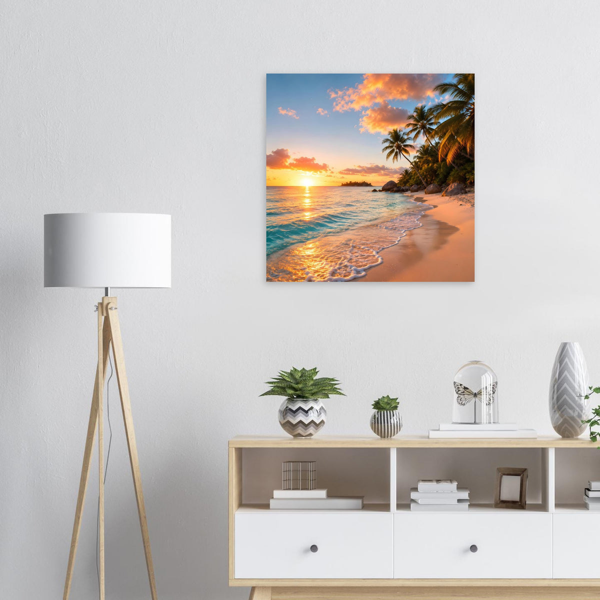 Quadratisches Strandposter mit Sonnenuntergang, Palmen rechts und reflektierenden Wellen