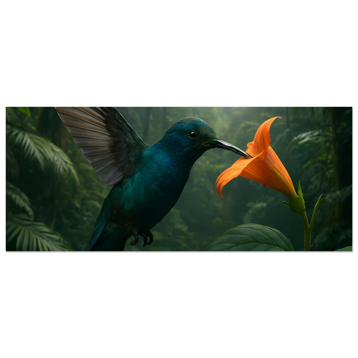 Horizontales Poster: blauer Kolibri mit Flügeln und orangefarbene Blüte zwischen Blättern.