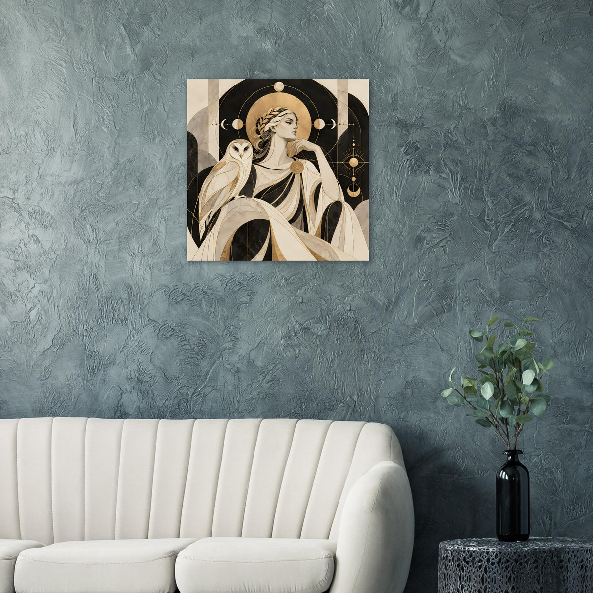 Poster mit Frau im goldenen Kreismotiv, schwarze Flächen und Fabeltier am Rand