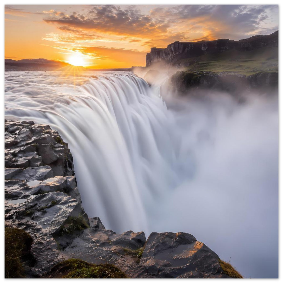 Poster mit Wasserfall und Felsen, starke Wasserbögen und Sonnenuntergang im Abendhimmel