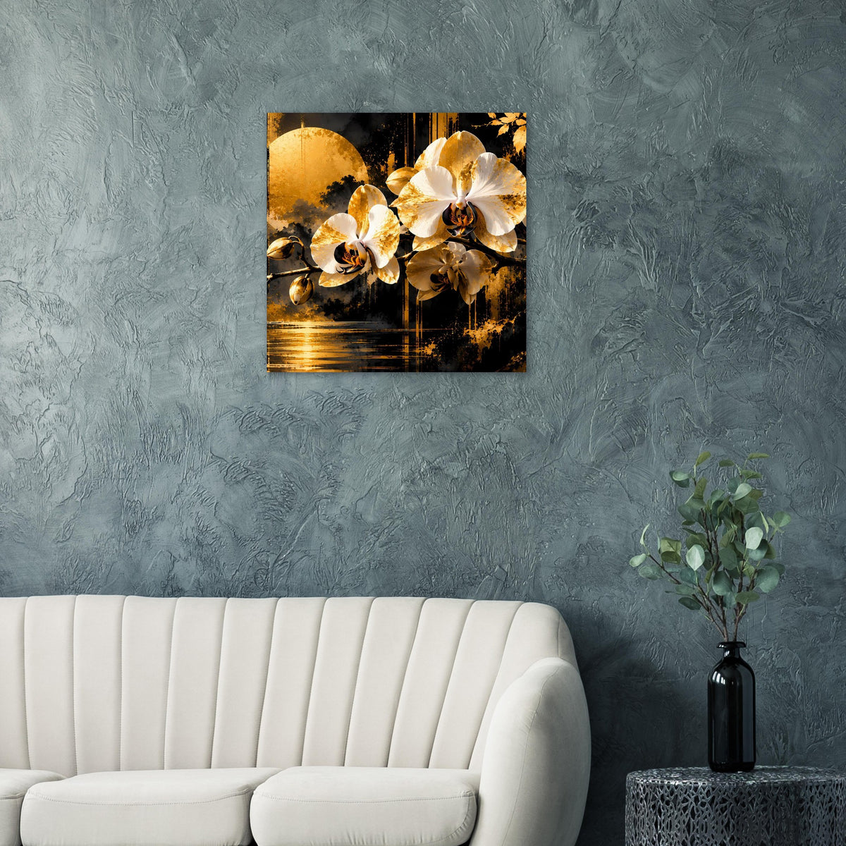 Quadratisches Poster mit weißen Orchideen und goldener Spiegelung auf dunklem Hintergrund