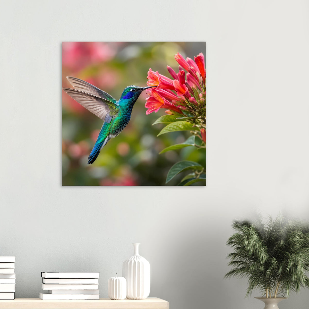 Gerahmtes Naturposter, Kolibri im Flug mit ausgebreitetem Schwanz und pinken Blüten