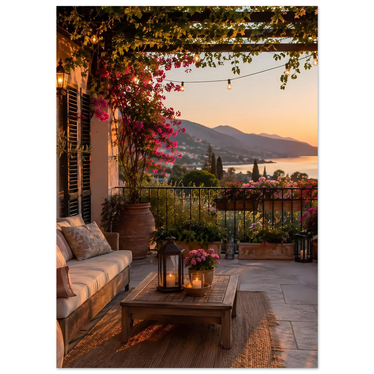 Kunstposter: Terrasse mit Sofa, Laterne und Lichterkette unter Blättern am Abendhimmel