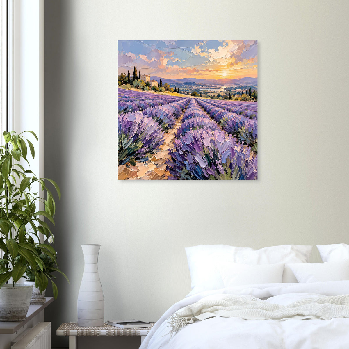 Quadratisches Poster mit Lavendelfeld im Sonnenuntergang, violette Felder und warmes Licht im Motiv