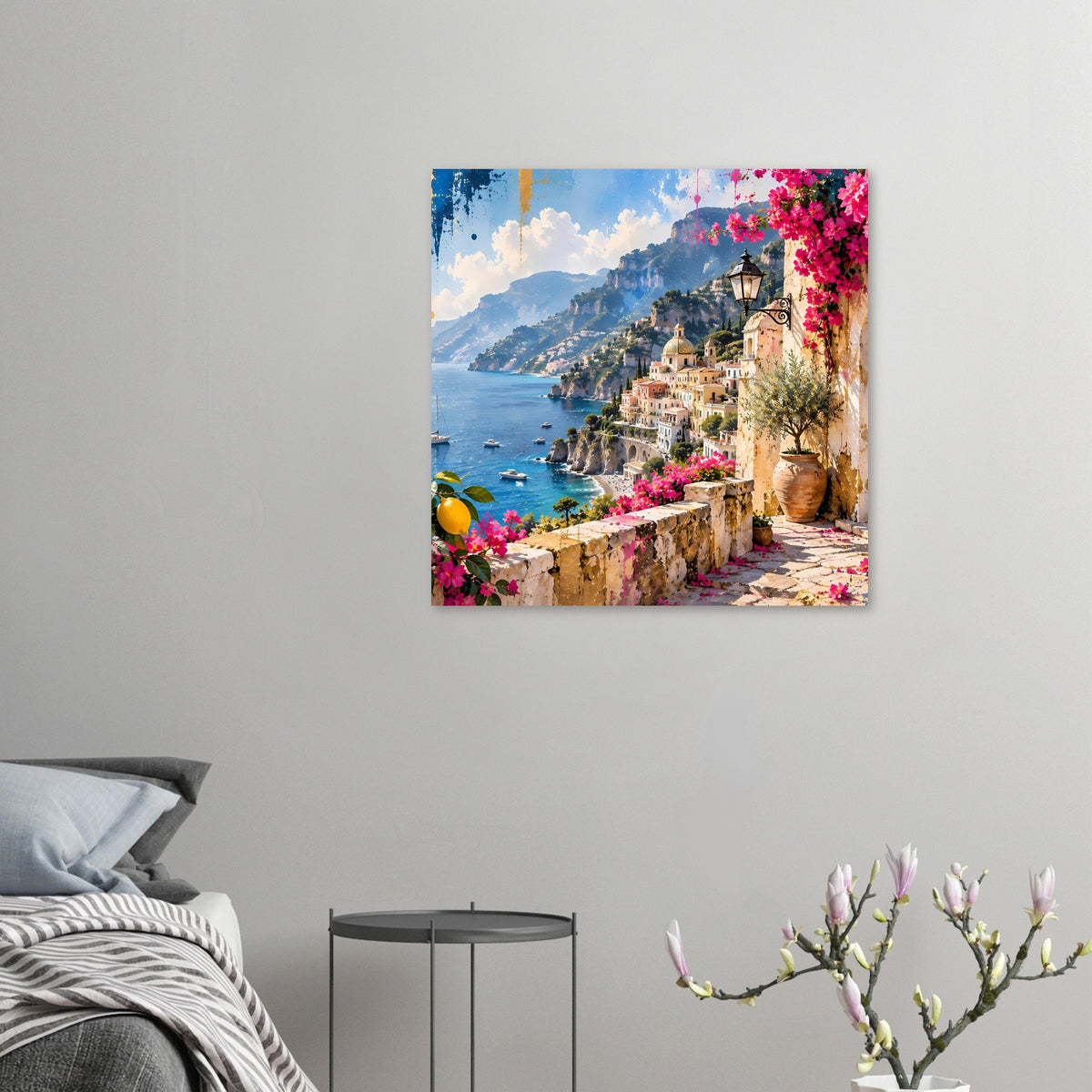 Kleines Küstenposter: Meer, Altstadt mit Kuppeln, Laterne, Vase und pinke Bougainvillea.