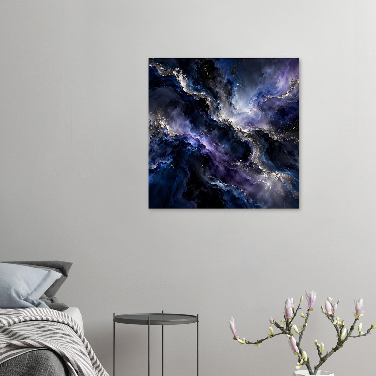 Kleines Quadrat-Poster: dunkle blaue Nebelwirbel mit silbernen Strukturen und Violettton