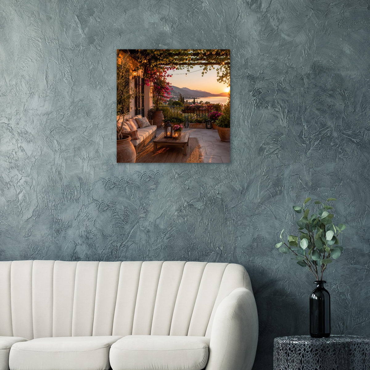 Kunstposter mit mediterraner Terrasse bei Sonnenuntergang, Lichterkette, Laterne und Blüten