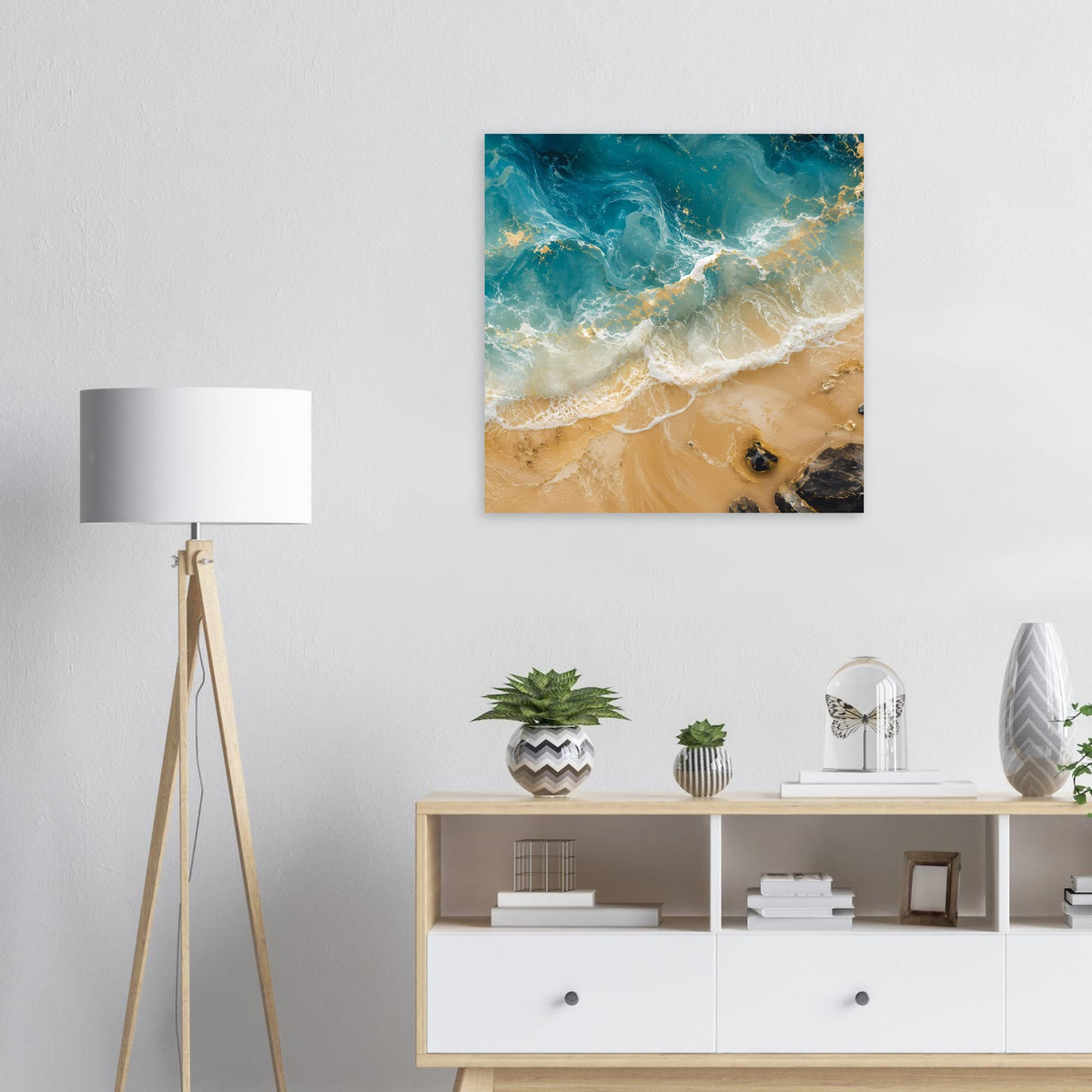 Meeres-Poster mit türkisblauen Wellen und beigem Sandstrand, goldene Highlights