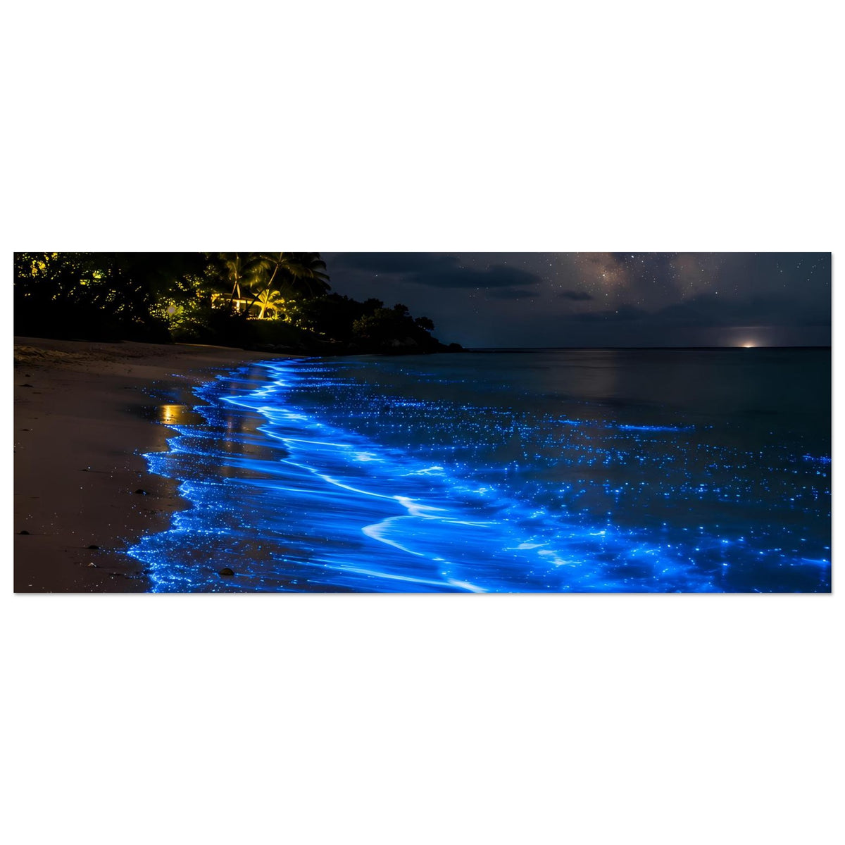 Leuchtendes Meer Poster, quer: blauer Lichtschimmer im Wasser entlang des Strands