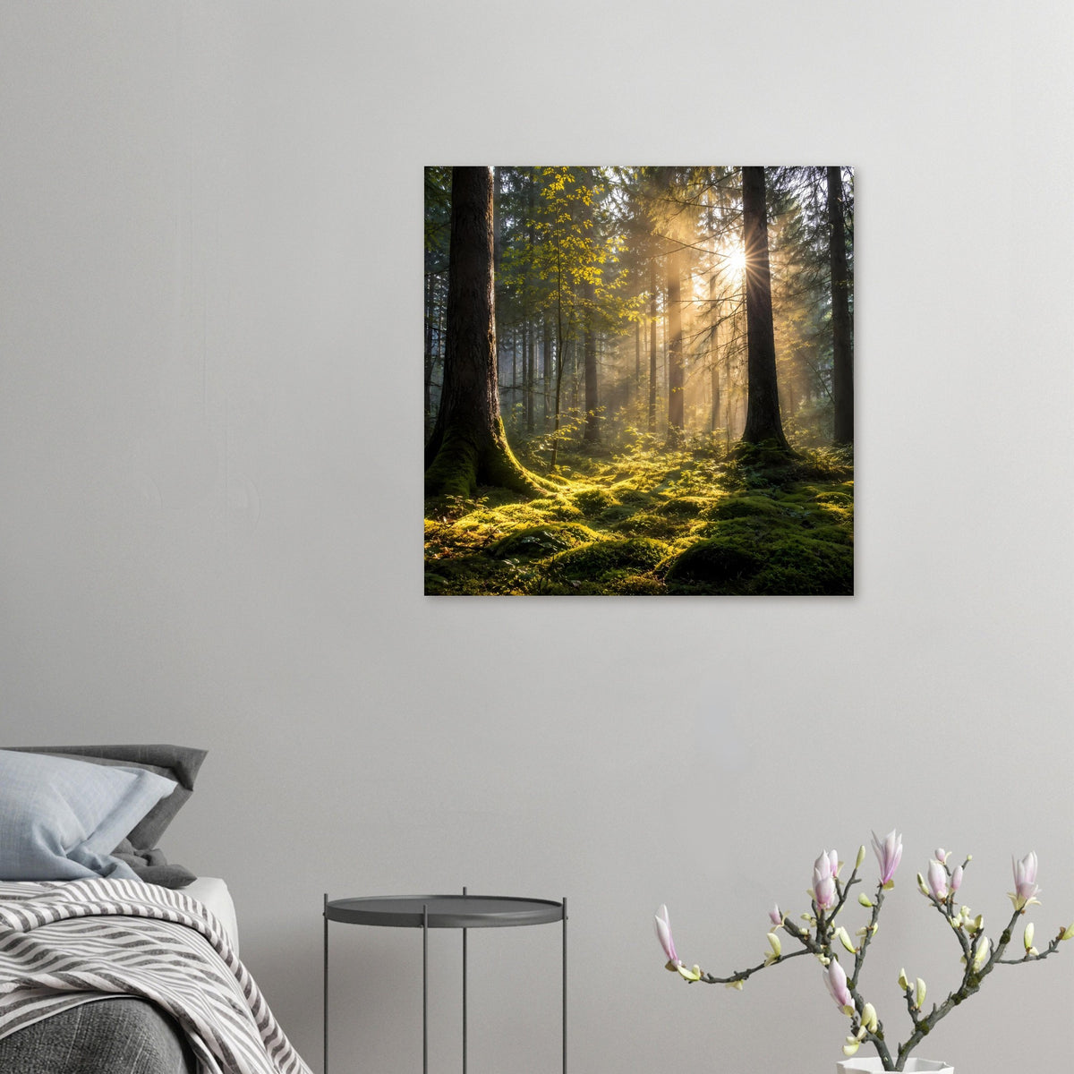 Kleines Poster im Querformat mit Waldszene, Sonnenlicht zwischen Bäumen auf moosigem Boden