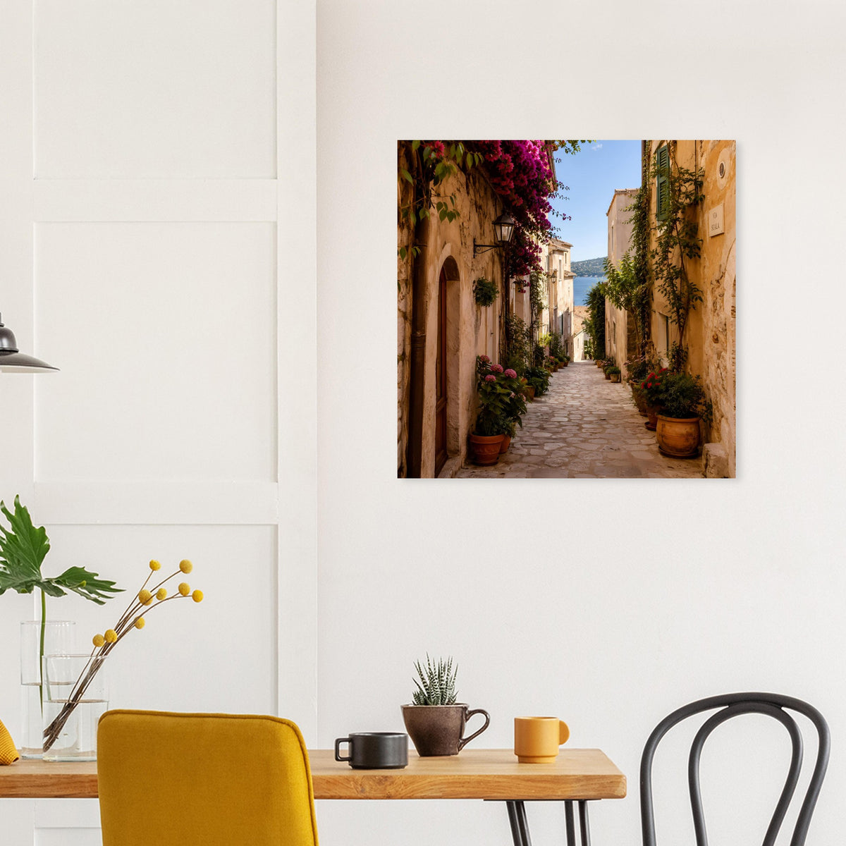 Quadratisches Wandposter mit mediterraner Gasse und Pflanzen in Töpfen