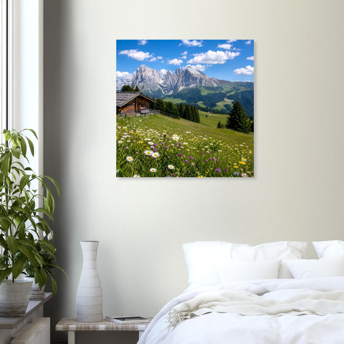 Quadratisches Alpenpanorama-Poster: Berglandschaft über blühender Wiese mit Bauernhaus