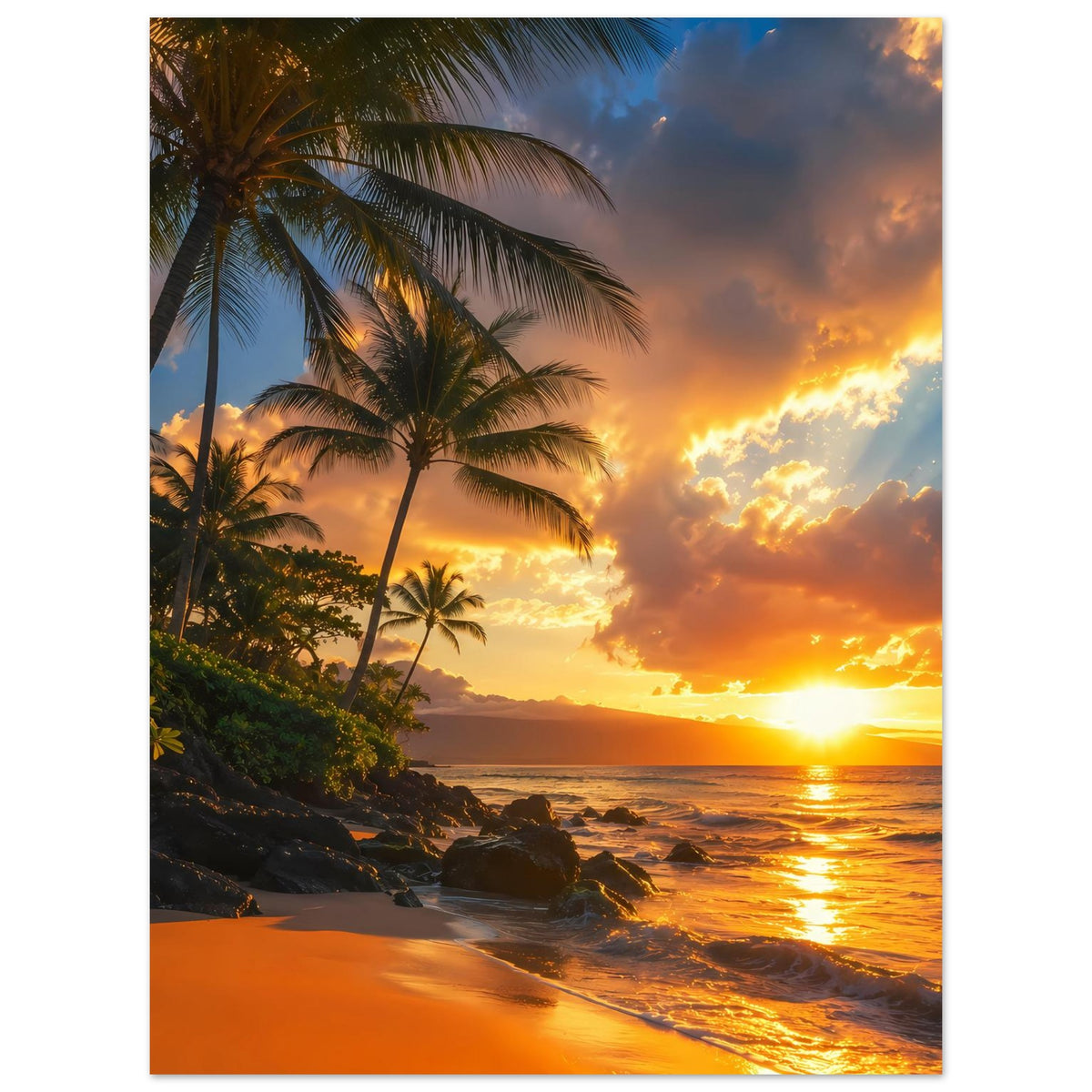 Strandposter: Palmen und Küste mit goldenem Sonnenuntergang und Wellen am Ufer