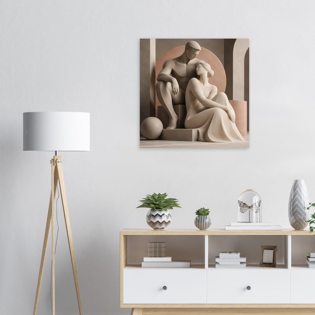 Kunstposter mit skulpturalem Liebespaar in beigen und erdigen Farbtönen, quadratischer Rahmen