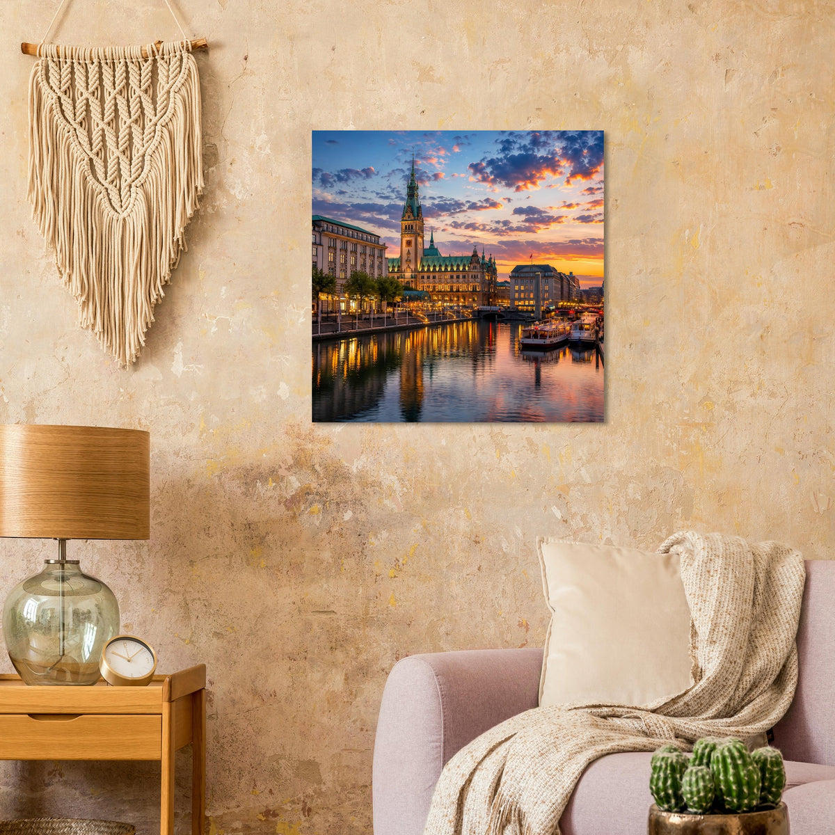 Quadratisches Wandbild an der Wand mit Sonnenuntergangs-Skyline und Reflexionen im Wasser