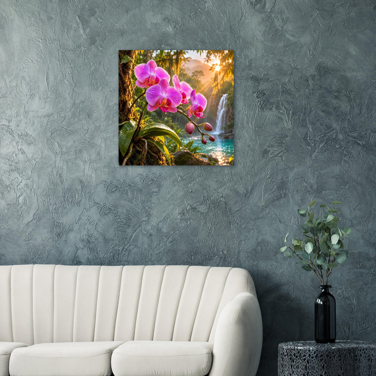 Gerahmtes Poster mit pinken Orchideenblüten in Naturkulisse an grauer Wand