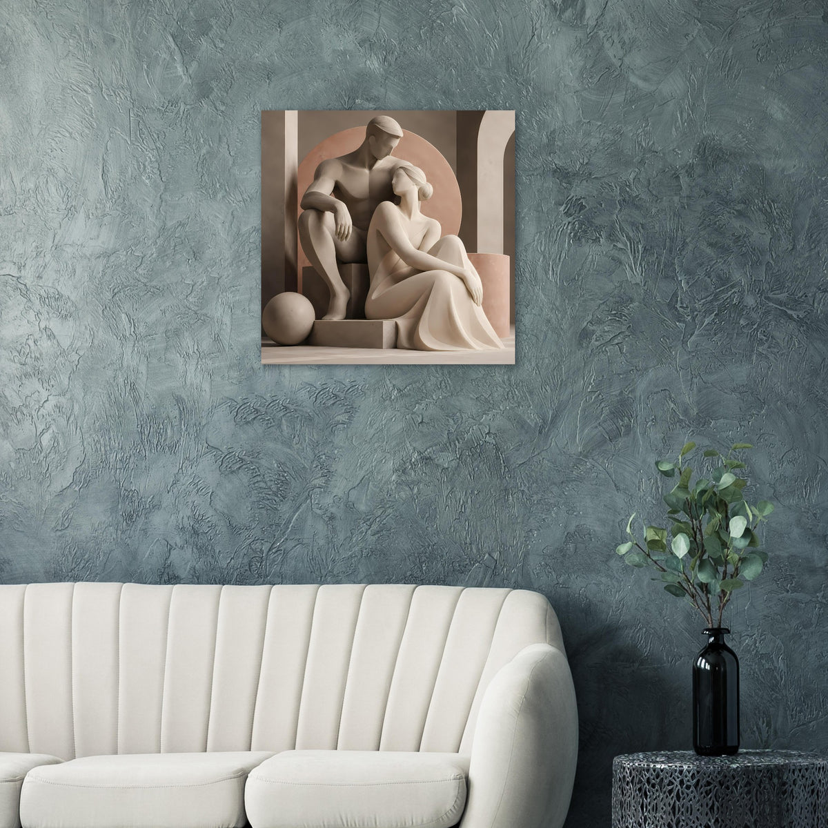 Quadratisches Kunstposter mit Liebespaar-Skulptur in beigen und graubraunen Farbtönen
