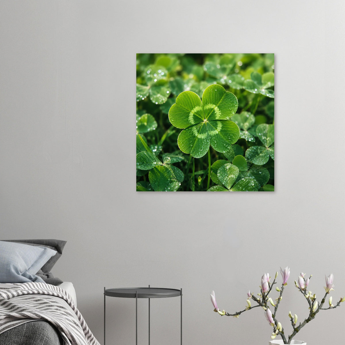 Quadratisches Poster mit grünem Vierblatt-Kleeblatt, Wassertropfen auf den Blättern