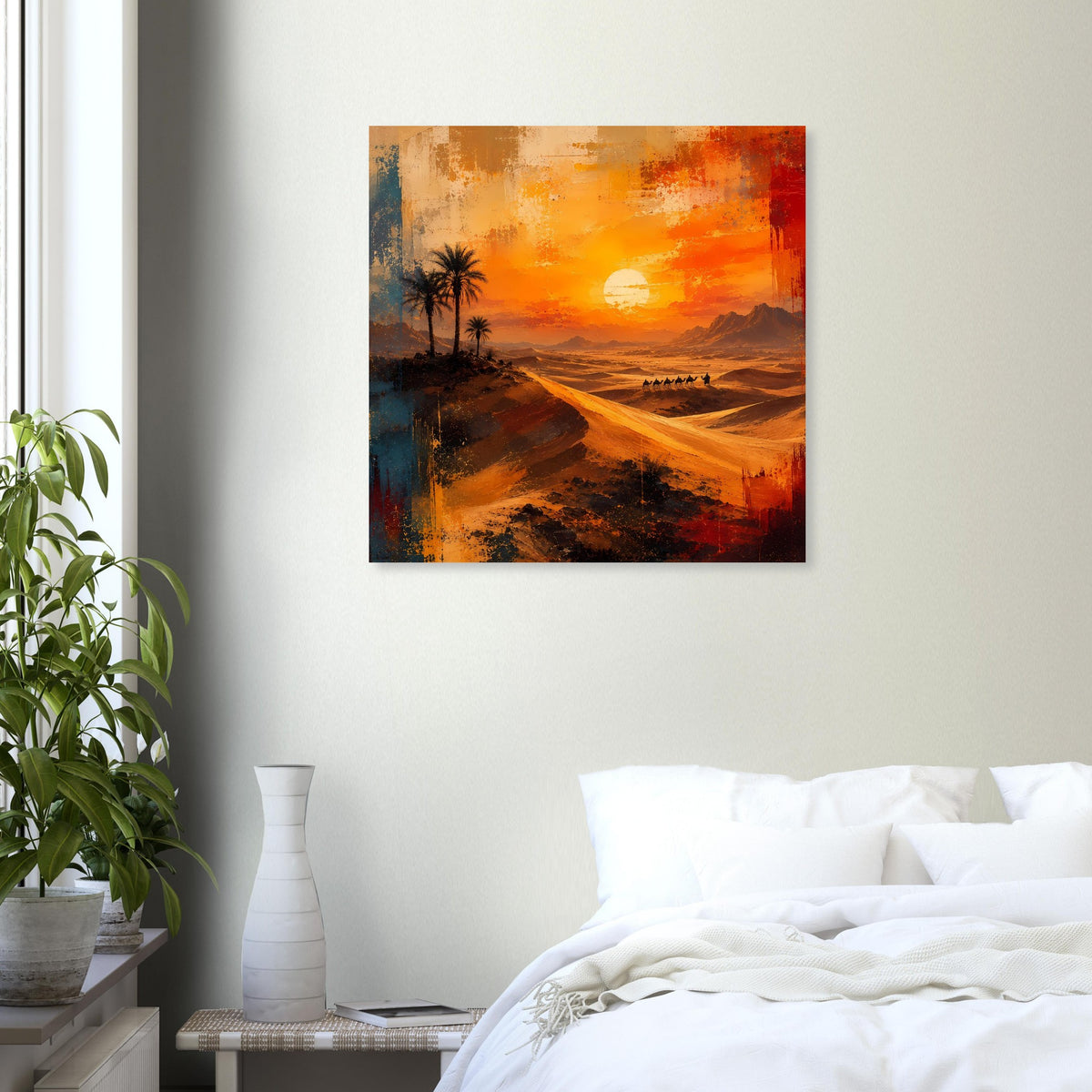 Quadratisches Poster mit Wüstenlandschaft, Palmen und Karawane bei tiefem Sonnenuntergang.