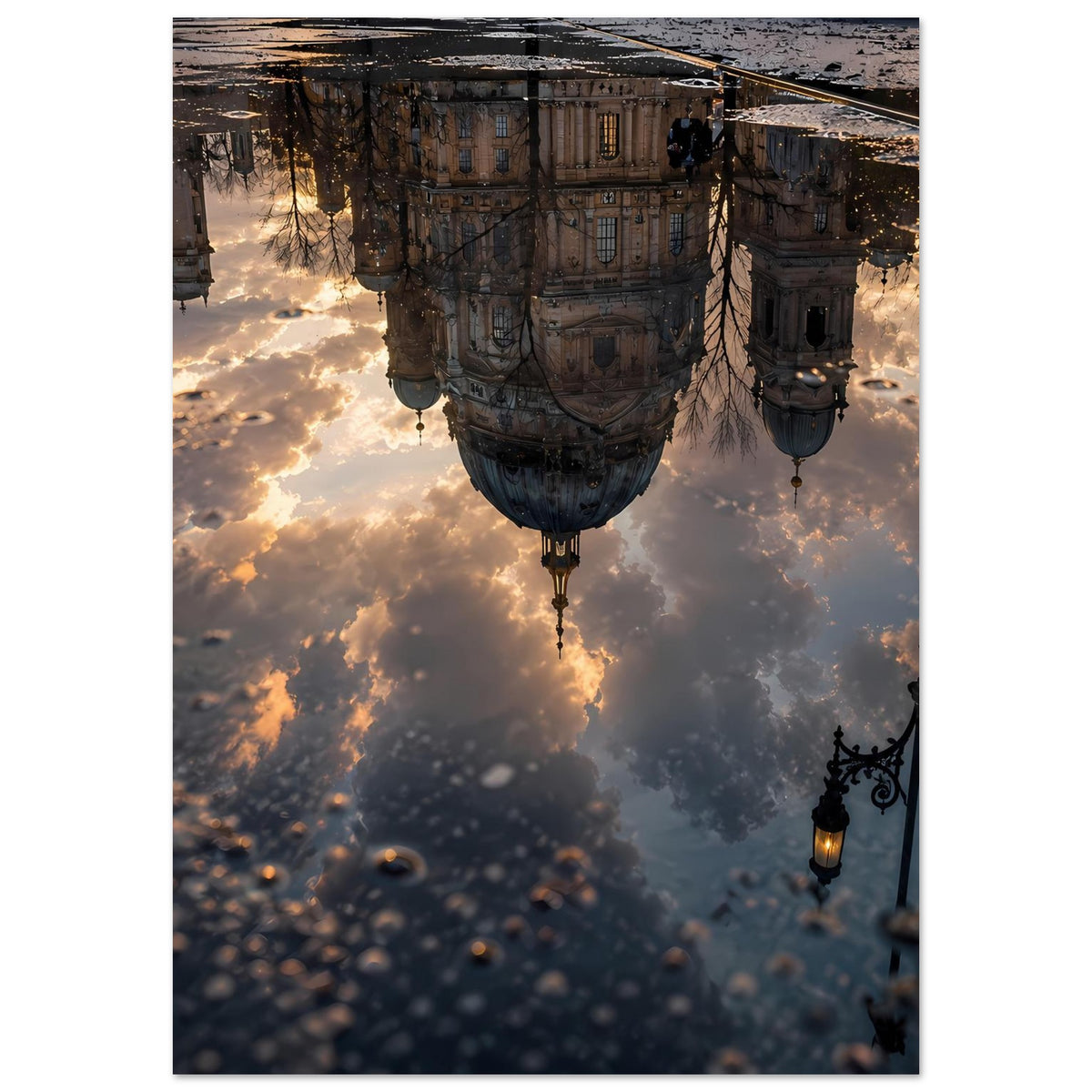 Dunkles Fotoposter mit überhängendem Gebäude, Laternenlichtern und Wolkenhimmel, vertikal.