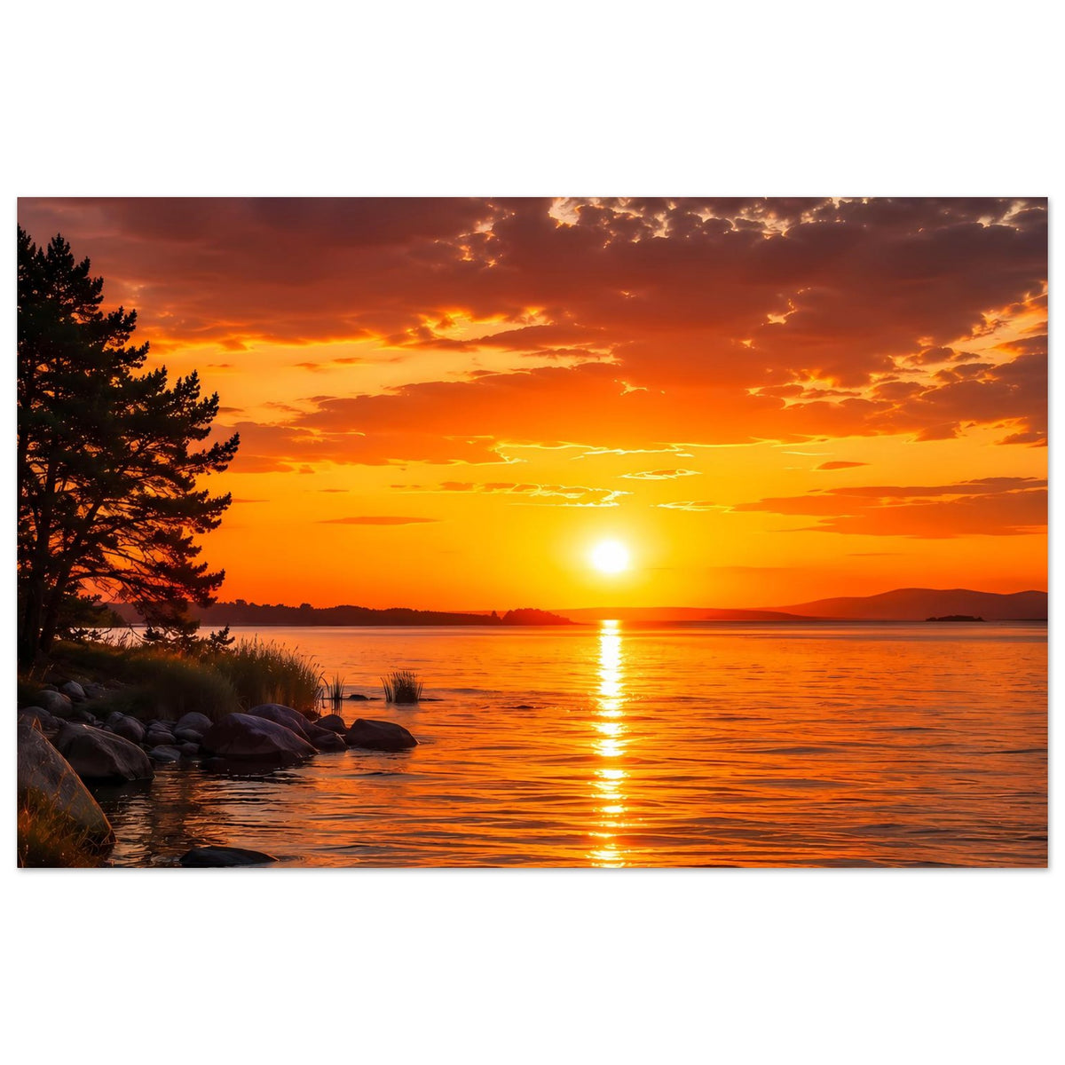 Querformat-Poster: Sonnenuntergang am See mit Felsen am Ufer und spiegelndem Licht auf dem Wasser.