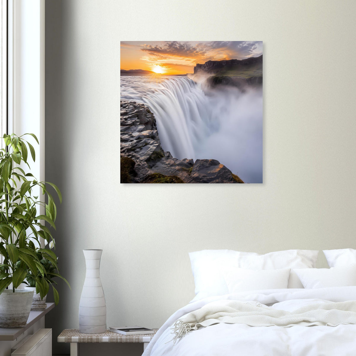Quadratisches Poster: breiter Wasserfall mit Sonnenaufgang am Horizont.