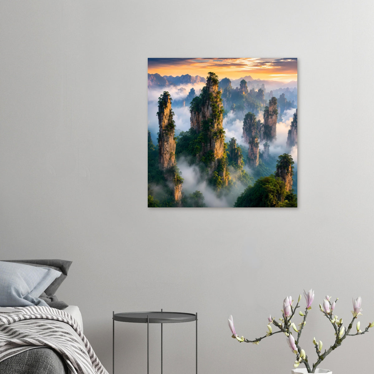 Kleines Wandposter mit Berglandschaft bei Sonnenaufgang, Felsnadeln und Nebel im Vordergrund