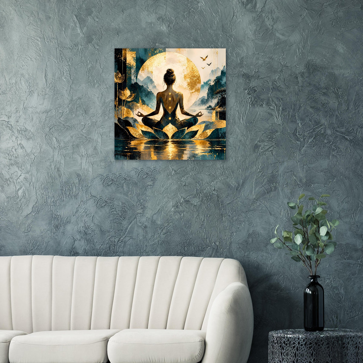Poster mit Frau in Meditation, goldener Vollmond, Lotus und Spiegelung im Wasser