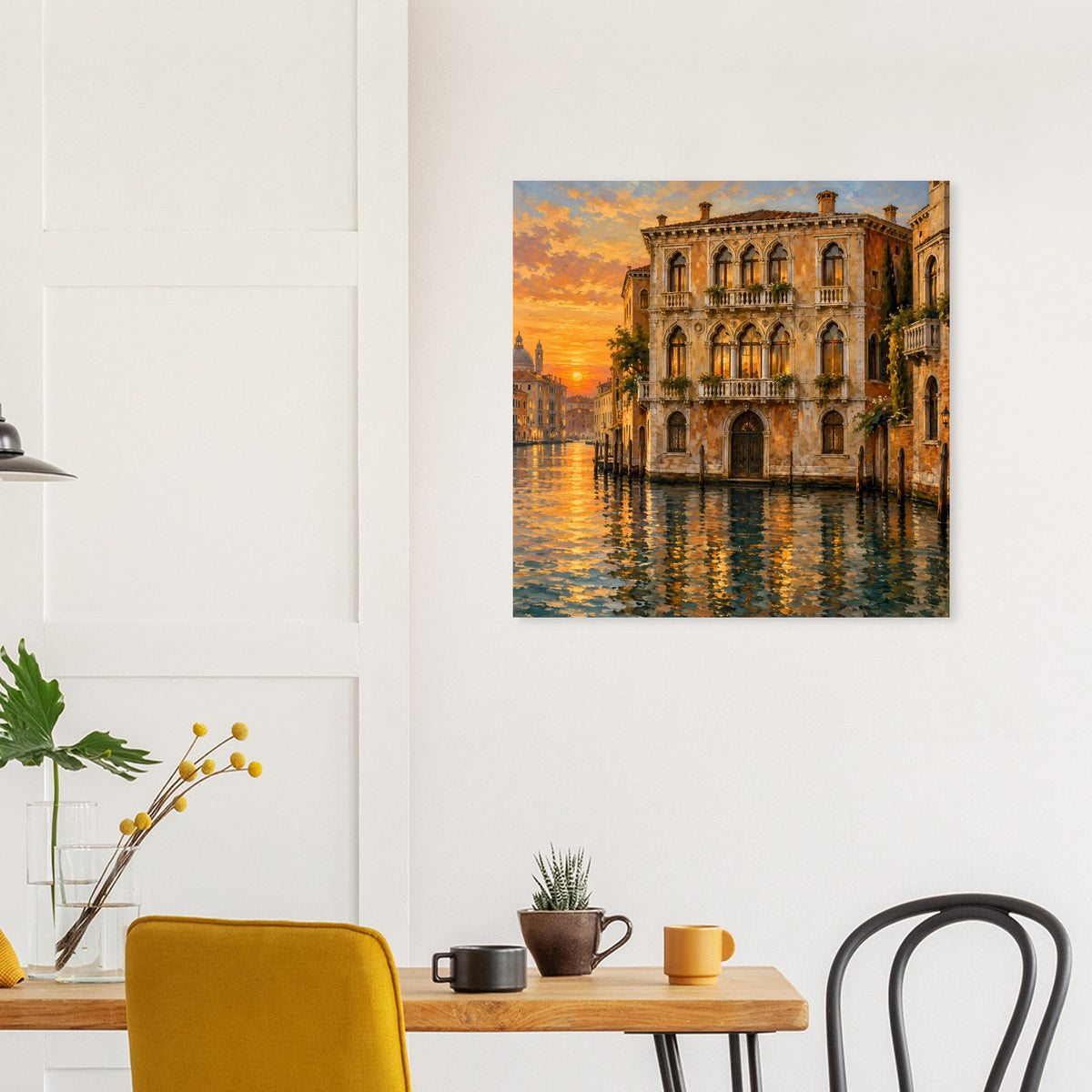 Abendliches Venedig-Motiv: Palastfassade am Wasser mit spiegelnden goldenen Farbtönen