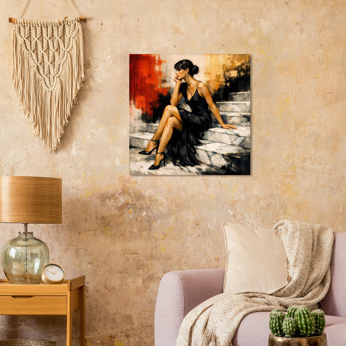 Quadratisches Poster mit Frau im schwarzen Abendkleid, seitlich sitzend, Rot- und Beitöne