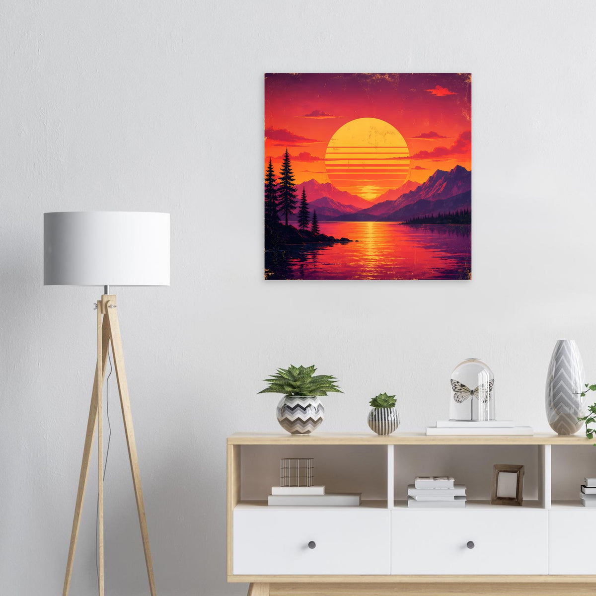 Quadratisches Poster: retro Sonnenuntergang am Bergsee mit Tannen, Sonne in Orange/Violett