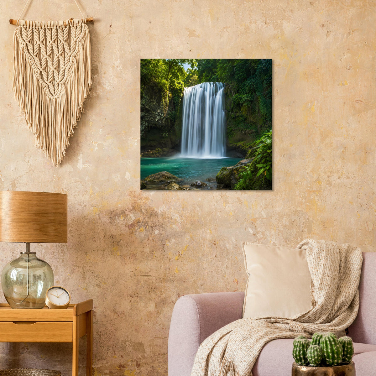 Quadratisches Wandposter mit Wasserfall im Grünen, umgeben von Wald und Felsen
