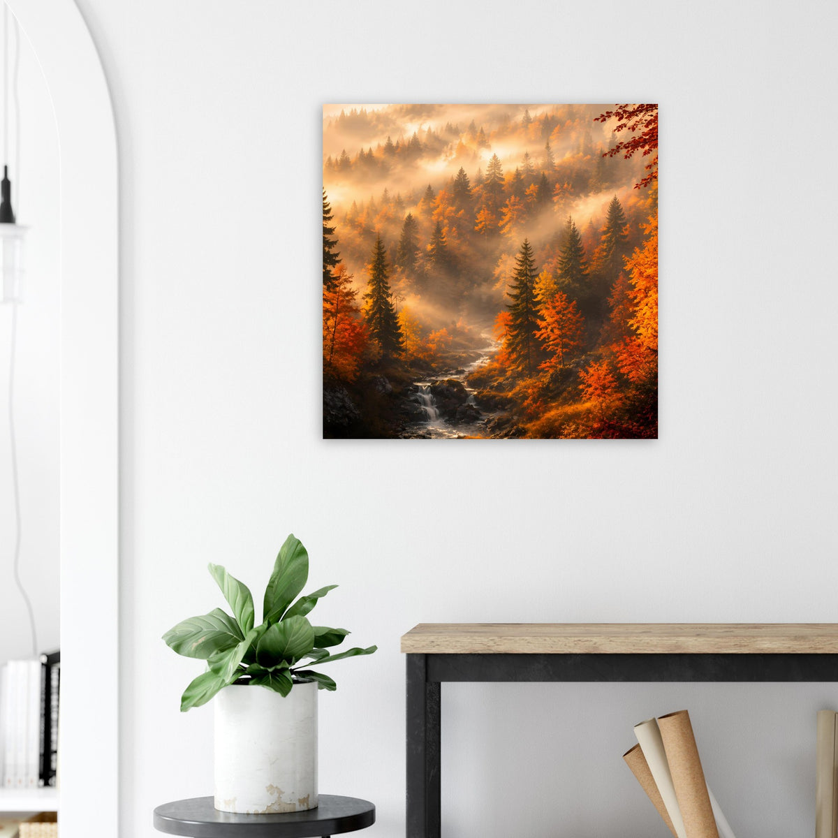 Herbstlandschafts-Poster: dichte Tannen im Vordergrund, warmer Nebel und orangefarbene Baumkronen