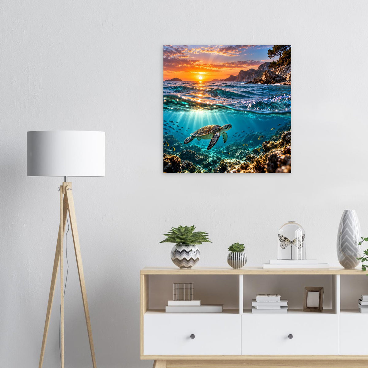 Quadratisches Wandposter mit Meeresschildkröte im türkisfarbenen Wasser bei Sonnenuntergang