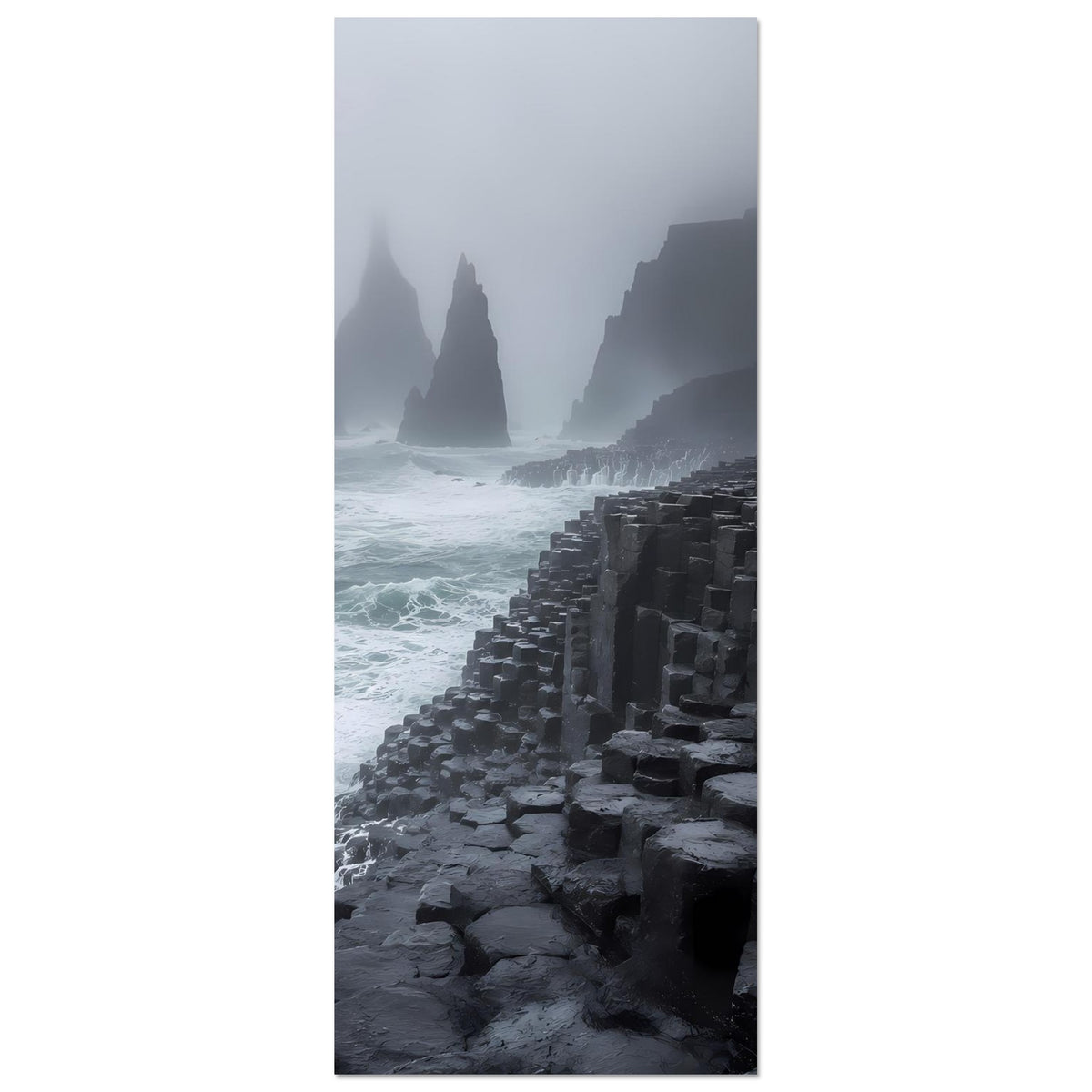 Vertikales Poster mit Meerblick, Basaltsäulen rechts und Felsnadeln im Nebel