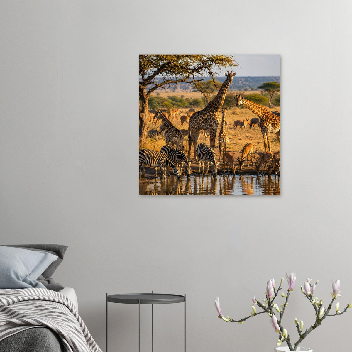 Kleines Poster mit Safari-Wildlife-Szene: Giraffen, Zebras und Antilopen an Wasserstelle