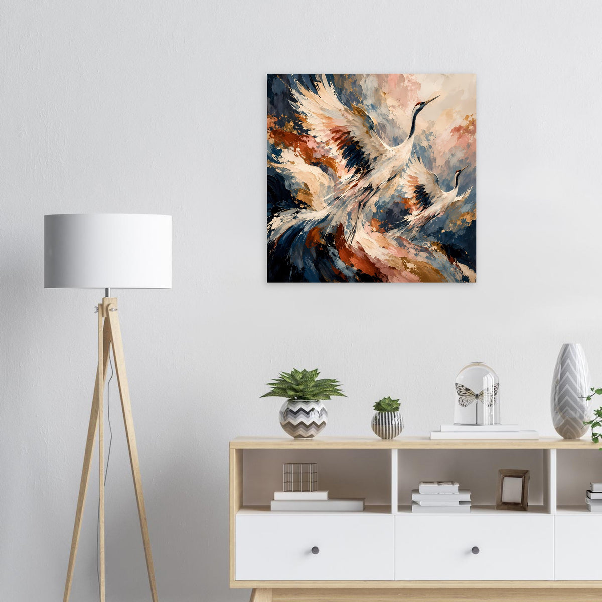 Wandposter mit fliegenden Kranichen in Aquarelloptik, sanfte Erdtöne, schwarzer Rahmen