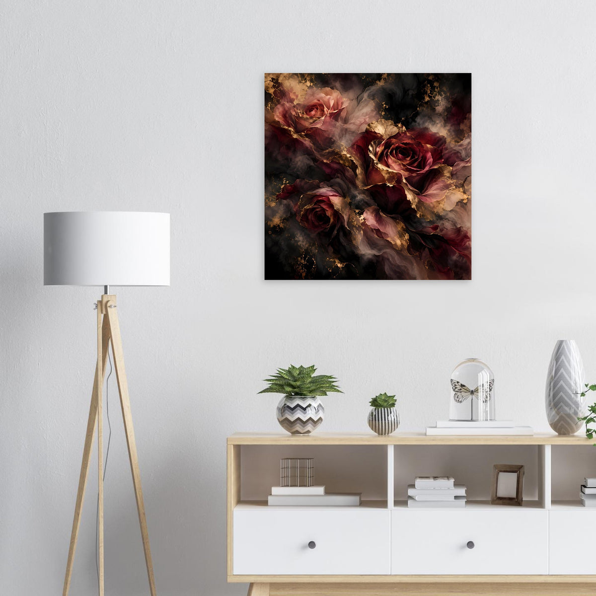 Quadratisches Poster mit dunklen Rosen, goldenen Highlights und schwarzem Rahmen.