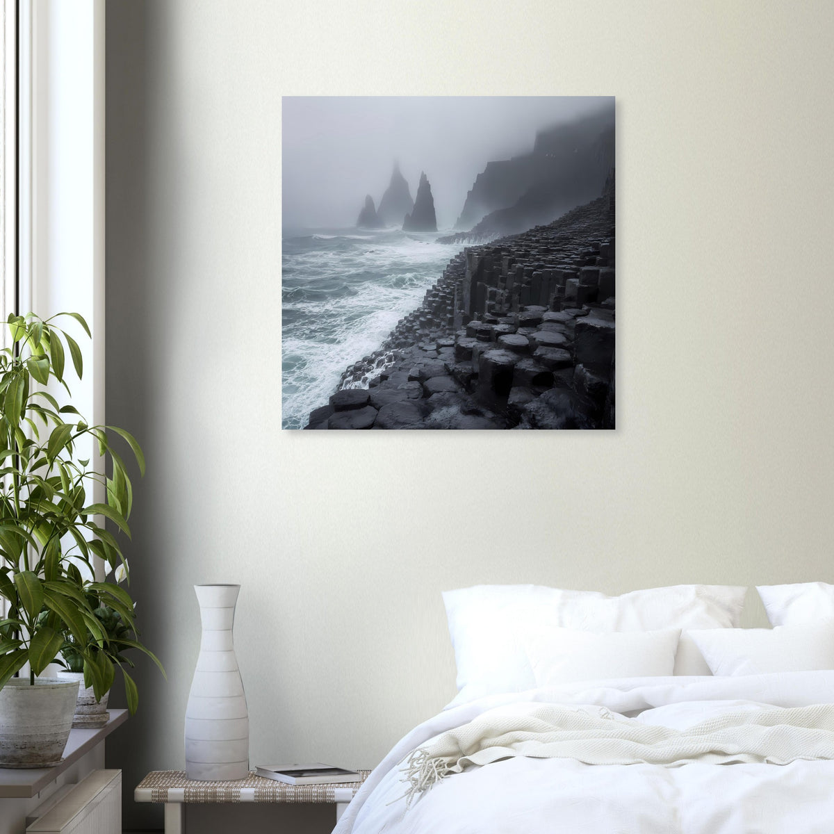 Poster mit Basaltküste und Brandung, Felsnadeln im grauen Nebel am Horizont